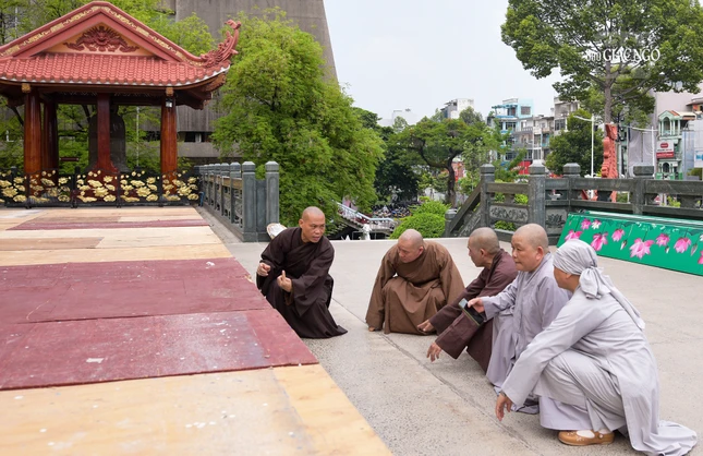 Kiểm tra độ chắc chắn của lễ đài