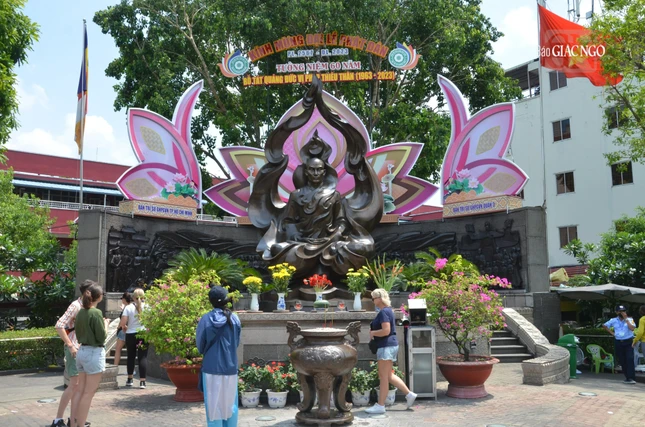 Công viên sau khi trang trí thu hút rất nhiều khách tham quan