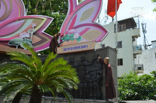 Bố trí các mô hình trong khuôn viên tượng đài Bồ-tát Thích Quảng Đức