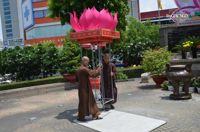 Di dời các trụ đèn dưới trời nắng nóng