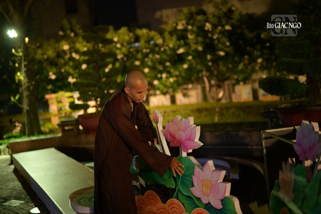 Một vị Tăng đang sửa sang lại các họa tiết hoa sen