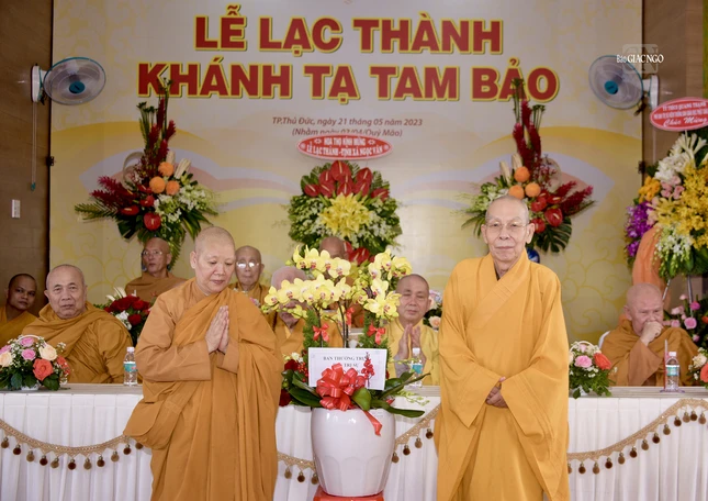 Hoà thượng Thích Thiện Đức tặng hoa chúc mừng của Ban Thường trực Ban Trị sự Phật giáo TP.HCM đến Ni sư Thích nữ Tiến Liên