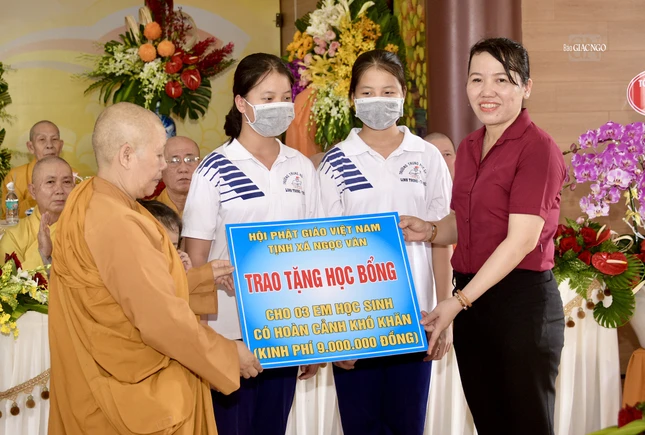 Trao học bổng đến các em học sinh có hoàn cảnh khó khăn
