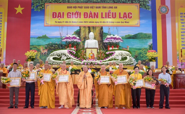 Trung ương Giáo hội trao Bằng tuyên dương công đức cho 14 cá nhân Trung ương Giáo hội trao Bằng tuyên dương công đức cho 14 cá nhân