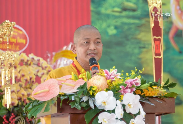 Đại đức Thích Lệ Duyên, Phó Trưởng ban kiêm Chánh Thư ký Ban Trị sự báo cáo công tác tổ chức Đại giới đàn Đại đức Thích Lệ Duyên, Phó Trưởng ban kiêm Chánh Thư ký Ban Trị sự báo cáo công tác tổ chức Đại giới đàn