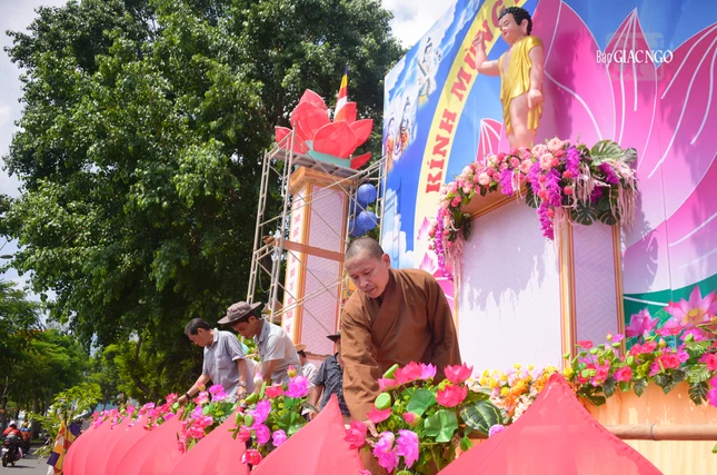 Thượng tọa Thích Minh Quang, Trưởng ban Trị sự Phật giáo Q.1 cho biết lễ đài cơ bản đã gần hoàn thành sau 4 ngày đêm làm việc liên tục của Tăng Ni, Phật tử trên địa bàn quận