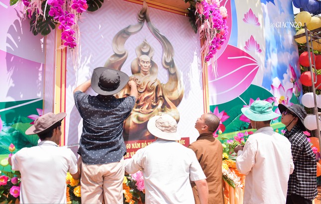 Hình ảnh Bồ-tát Thích Quảng Đức được thiết kế tại lễ đài nhằm chào mừng kỷ niệm 60 năm ngài vị pháp thiêu thân