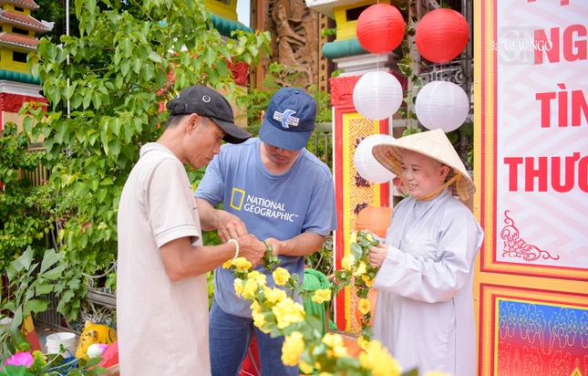 Mọi người hăng say làm việc dưới trời nắng gay gắt