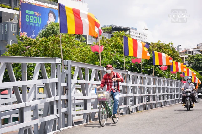 Cờ Phật giáo tung bay trên cây cầu nối liền 2 con đường Hoàng Sa và Trường Sa