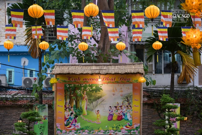 Một góc nhỏ của Linh Quang tịnh xá tràn ngập sắc màu với pano, áp phích, cờ, lồng đèn chào mừng Đại lễ Phật đản