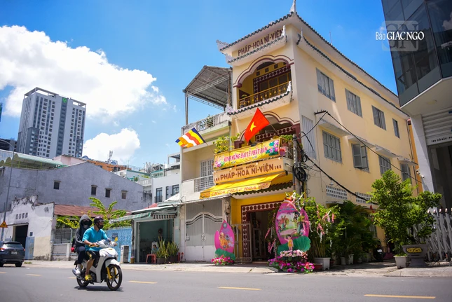 Ni viện Pháp Hoa (P.Cô Giang, Q.1) cũng thiết trí lễ đài nhỏ bên ngoài để người dân có thể chiêm ngưỡng, tắm Phật khi đi ngang qua