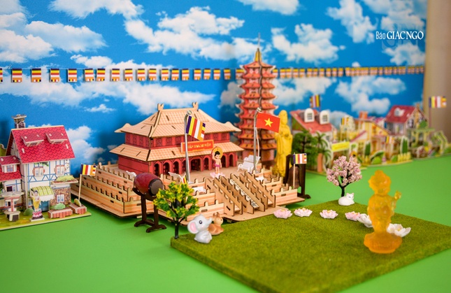 Mô hình mi-ni chào mừng Phật đản của chư Ni, Phật tử Ni viện Pháp Hoa với ước nguyện người người, nhà nhà đều kính tín Tam bảo