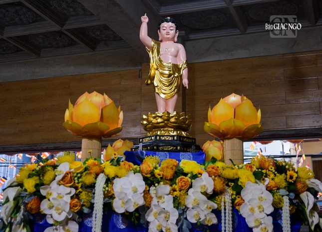 Tôn tượng Thái tử Tất-đạt-đa đản sinh được thiết trí trên kiệu hoa đón mừng Phật đản. Đúng 5 giờ sáng ngày 8-4-Quý Mão, Tăng Ni, Phật tử các tự viện trên địa bàn Q.4 sẽ vân tập về chùa Long Bửu để cung rước tôn tượng Đức Phật đản sinh về lễ đài chính Linh Quang tịnh xá