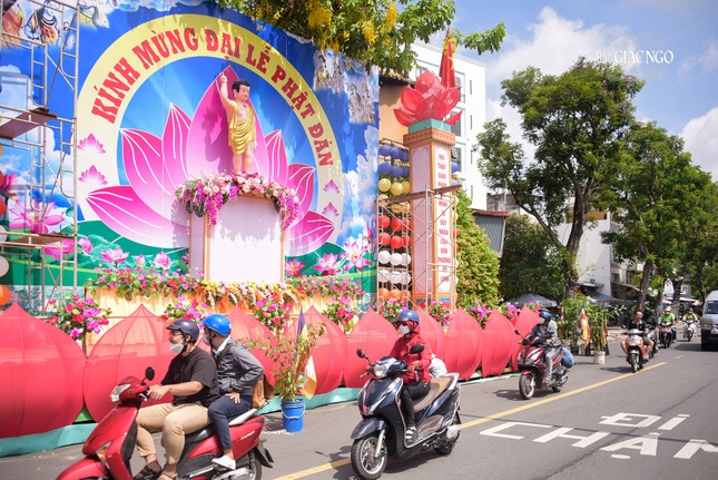 Lễ đài Phật đản của Phật giáo Q.1 được thiết trí trên đường Hoàng Sa, bên dòng kênh Nhiêu Lộc thu hút sự quan tâm của đông đảo người dân qua lại