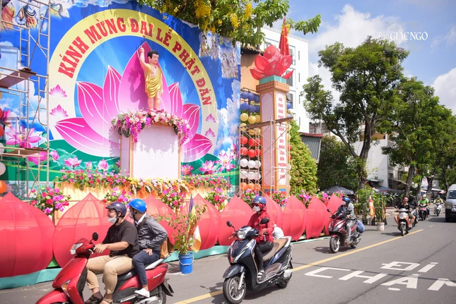 Lễ đài Phật đản của Phật giáo Q.1 được thiết trí trên đường Hoàng Sa, bên dòng kênh Nhiêu Lộc thu hút sự quan tâm của đông đảo người dân qua lại