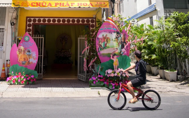 Hình ảnh một người dân ngắm nhìn tôn tượng Thái tử Tất-đạt-đa đản sinh tại Ni viện Pháp Hoa