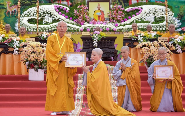 Ban Tổ chức Đại giới đàn tặng bằng khen cho giới tử xuất sắc thi tụng luật