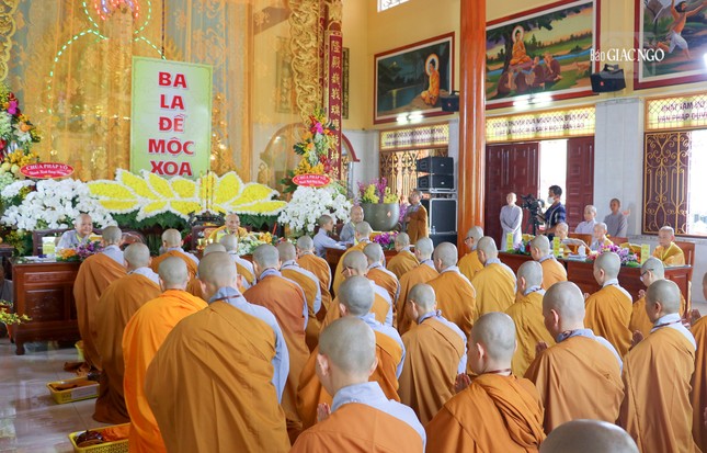 Tại giới trường truyền giới Tỳ-kheo-ni