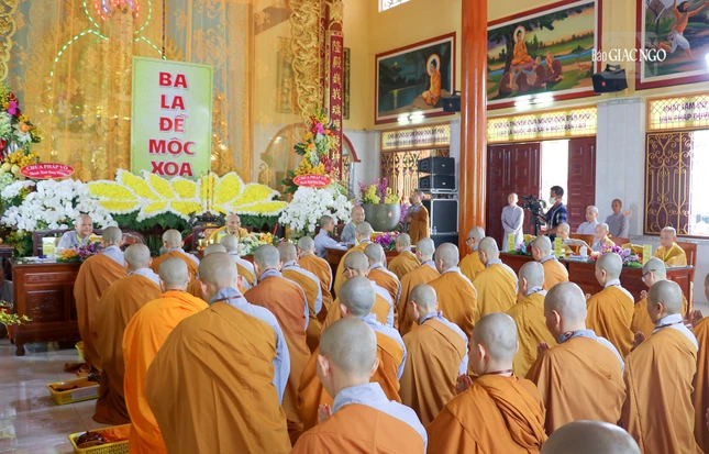 Tại giới trường truyền giới Tỳ-kheo-ni