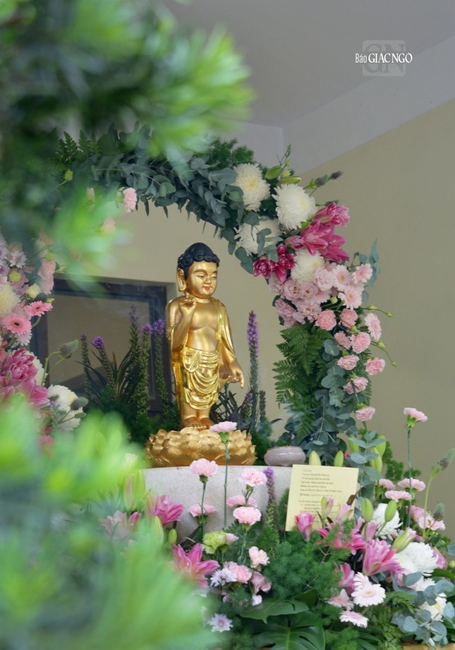Tôn tượng Đức Phật đản sinh tại lễ đài tòa soạn Báo Giác Ngộ