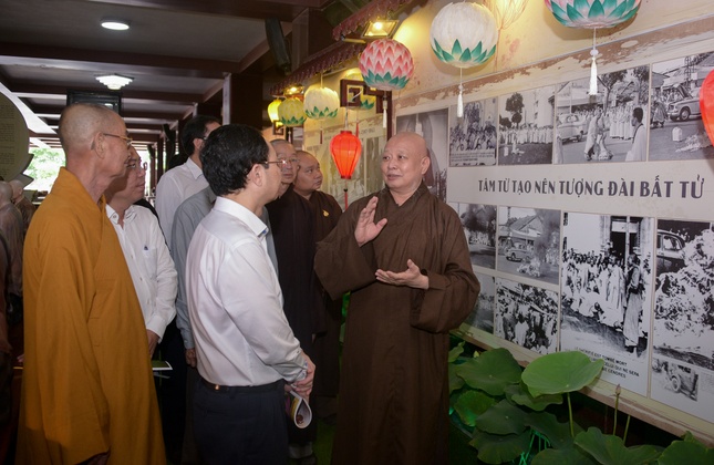 Hòa thượng Trưởng ban Trị sự GHPGVN TP.HCM và Phó Bí thư Thành ủy TP.HCM Nguyễn Văn Hiếu xem các hình ảnh tư liệu pháp nạn 1963