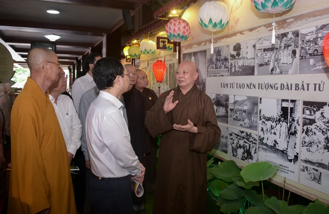 Hòa thượng Trưởng ban Trị sự GHPGVN TP.HCM và Phó Bí thư Thành ủy TP.HCM Nguyễn Văn Hiếu xem các hình ảnh tư liệu pháp nạn 1963