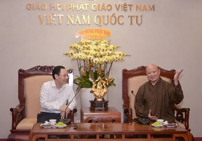 Phó Bí thư Thành ủy Nguyễn Văn Hiếu thăm hỏi sức khỏe và chúc mừng Phật đản an lành đến Hòa thượng Thích Lệ Trang