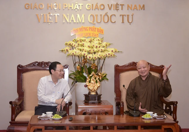 Phó Bí thư Thành ủy Nguyễn Văn Hiếu thăm hỏi sức khỏe và chúc mừng Phật đản an lành đến Hòa thượng Thích Lệ Trang