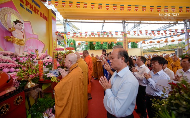 Đại chúng cử hành nghi thức Phật đản