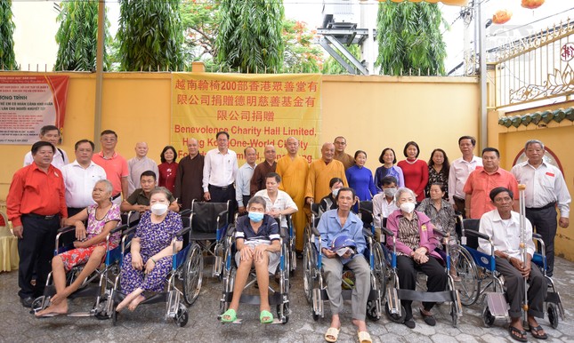 Trao tặng 36 xe lăn đến người khuyết tật