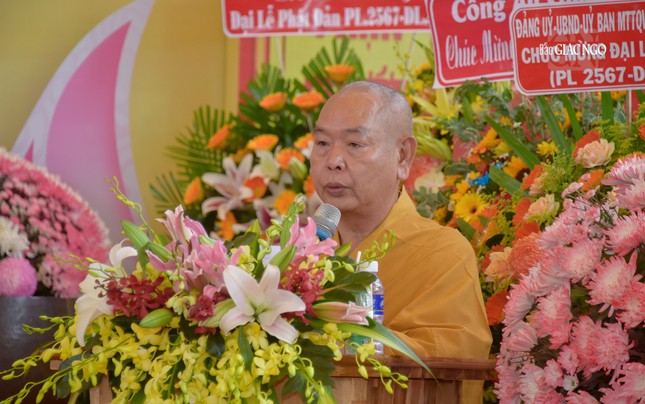 Thượng tọa Thích Huệ Công tuyên đọc diễn văn Phật đản của Hòa thượng Chủ tịch Hội đồng Trị sự GHPGVN