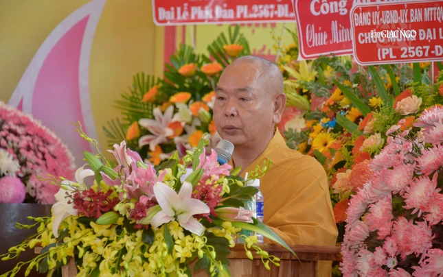 Thượng tọa Thích Huệ Công tuyên đọc diễn văn Phật đản của Hòa thượng Chủ tịch Hội đồng Trị sự GHPGVN