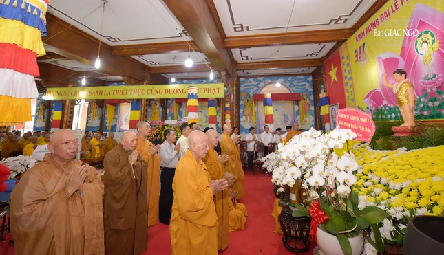 Đại chúng đồng tụng sám Khánh đản dâng lên cúng dường Đức Thế Tôn