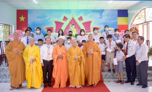 Trao tặng các suất học bổng đến học sinh