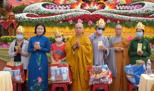 Trao các phần quà đến hộ dân khó khăn