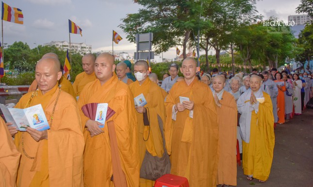 Đại chúng đồng tụng kinh Khánh đản