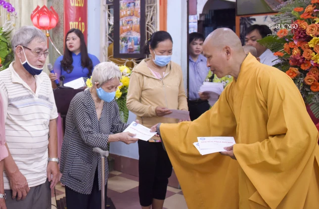 Trao tặng các phần quà đến hộ dân khó khăn nhân Đại lễ Phật đản Phật lịch 2567