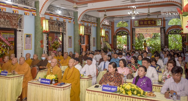 Chư tôn đức, đại diện chính quyền, Tăng Ni, Phật tử và các tôn giáo bạn tham dự buổi lễ