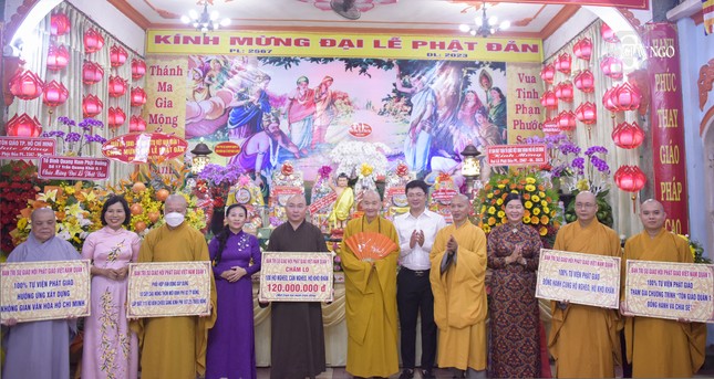 Ban Trị sự Phật giáo Q.1 công bố và trao bảng đăng ký công trình thi đua yêu nước đến đại diện các tự viện