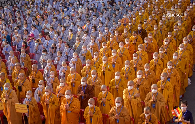 Toàn thể đại chúng nhất tâm thành kính lễ hiệu Đản sinh, tụng thời sám Khánh đản thành kính dâng lên cúng dường