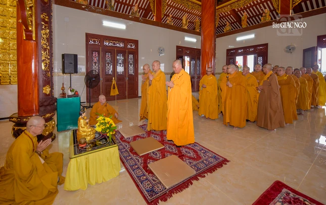 Thượng tọa Thích Huệ Công, Trưởng ban Trị sự Phật giáo Q.8 cùng các hành giả thực hiện nghi thức tác pháp an cư