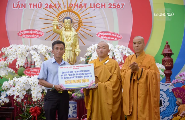 Ban Trị sự Phật giáo Q.10 trao bảng tượng trưng ủng hộ