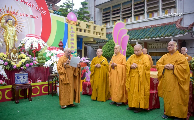 Trưởng lão Hòa thượng Thích Như Tín tuyên đọc Thông điệp Đại lễ Phật đản Phật lịch 2567 của Đức Pháp chủ GHPGVN