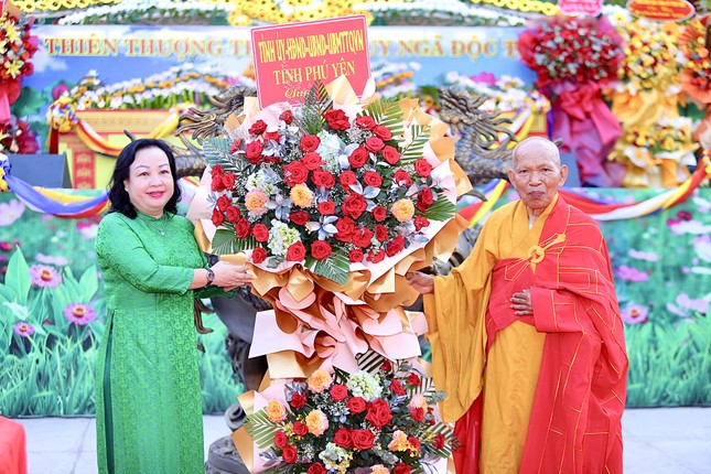 Chính quyền tặng hoa chúc mừng