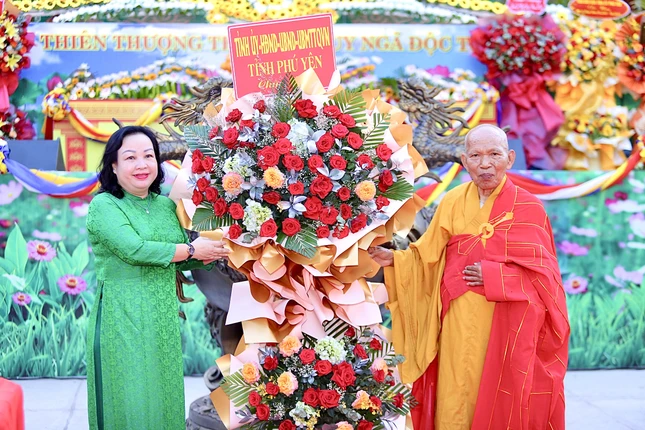 Chính quyền tặng hoa chúc mừng