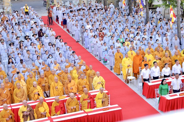 Đông đảo Tăng Ni, Phật tử, đại diện chính quyền tỉnh Phú Yên tham dự buổi lễ