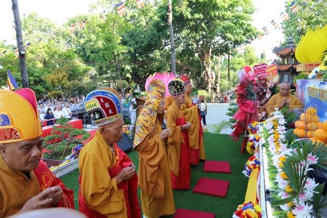 Chư tôn đức dâng hương