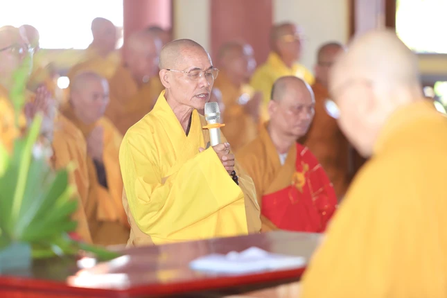 Chư Tăng thực hiện nghi thức tác pháp