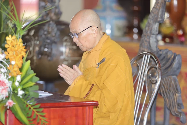 Trưởng lão Hòa thượng Thích Tâm Thủy ban đạo từ sách tấn các hành giả