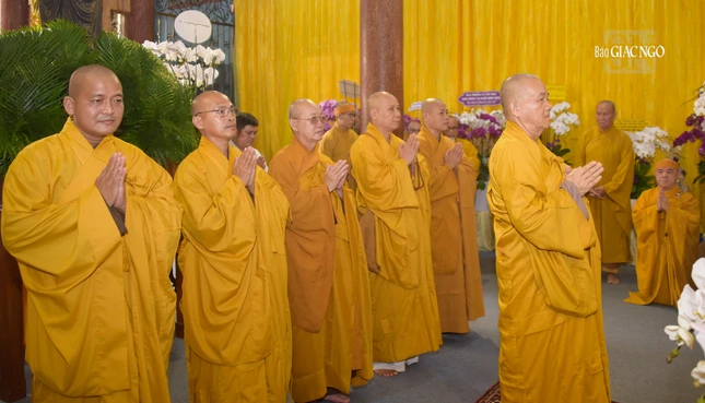 Hòa thượng Thích Minh Thiện, Trưởng ban Trị sự Phật giáo tỉnh Long An cùng các thành viên Thường trực Ban Trị sự tỉnh